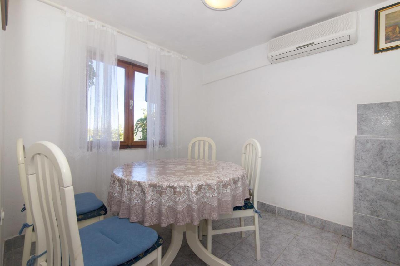 Apartments Jaksa Вис Екстериор снимка