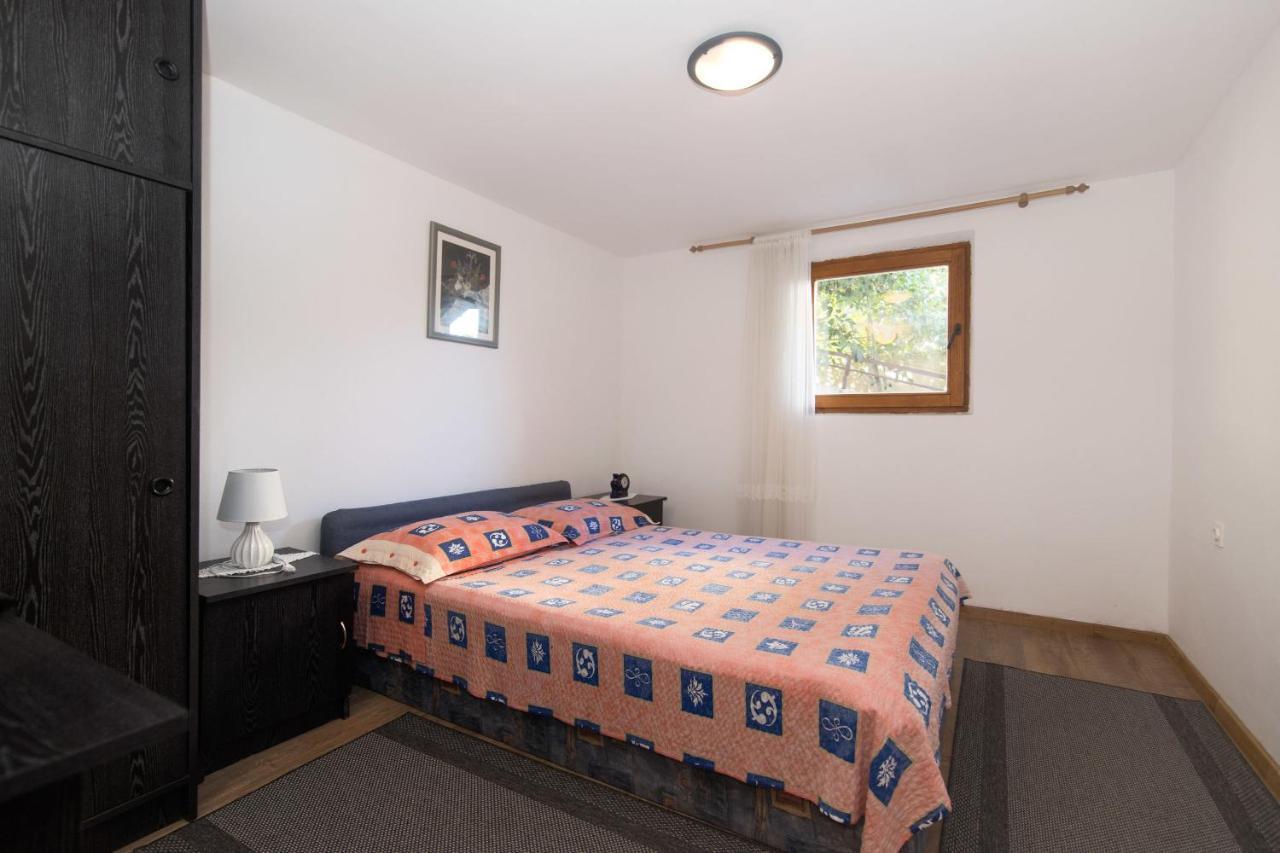 Apartments Jaksa Вис Екстериор снимка