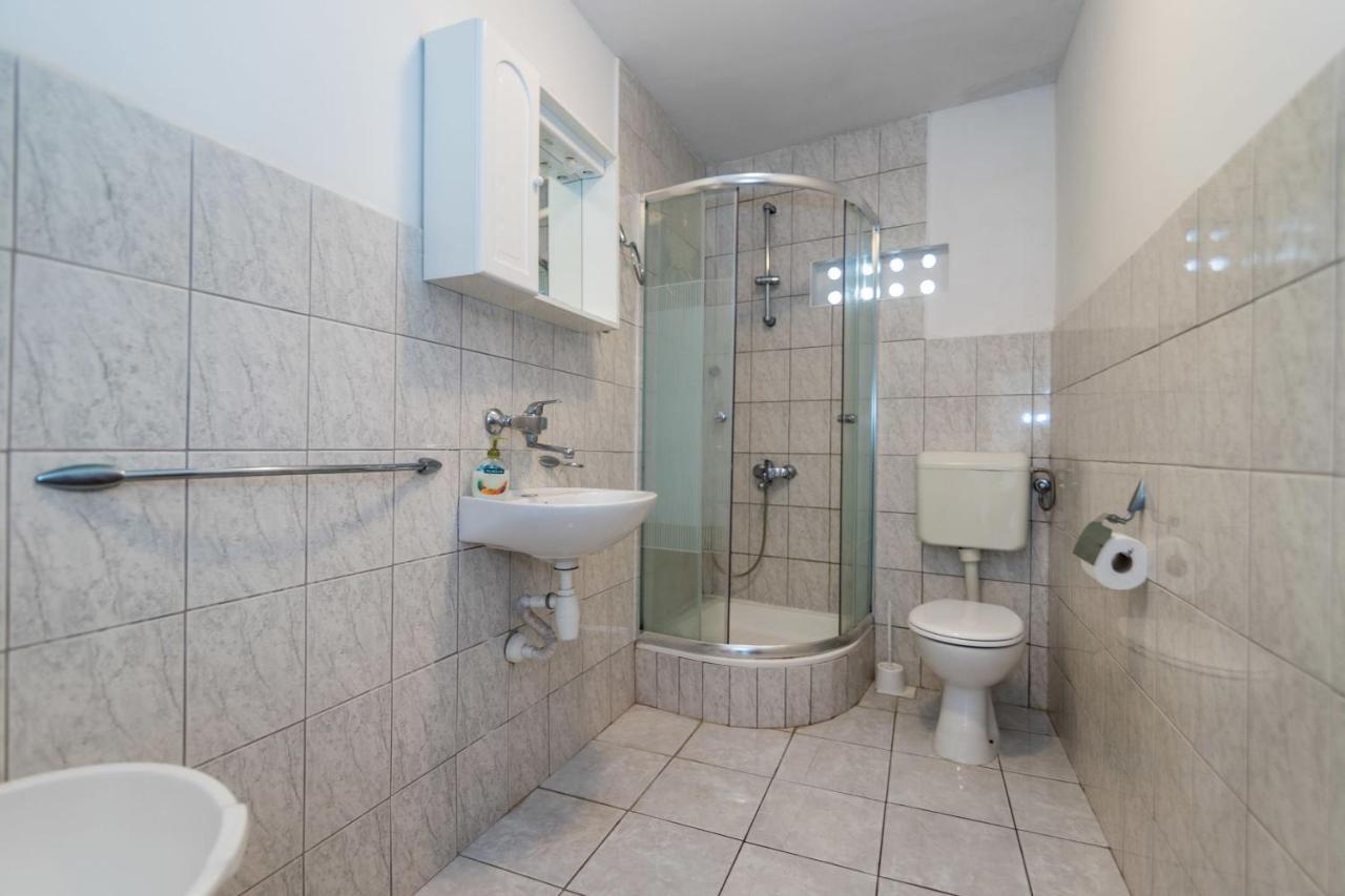 Apartments Jaksa Вис Екстериор снимка