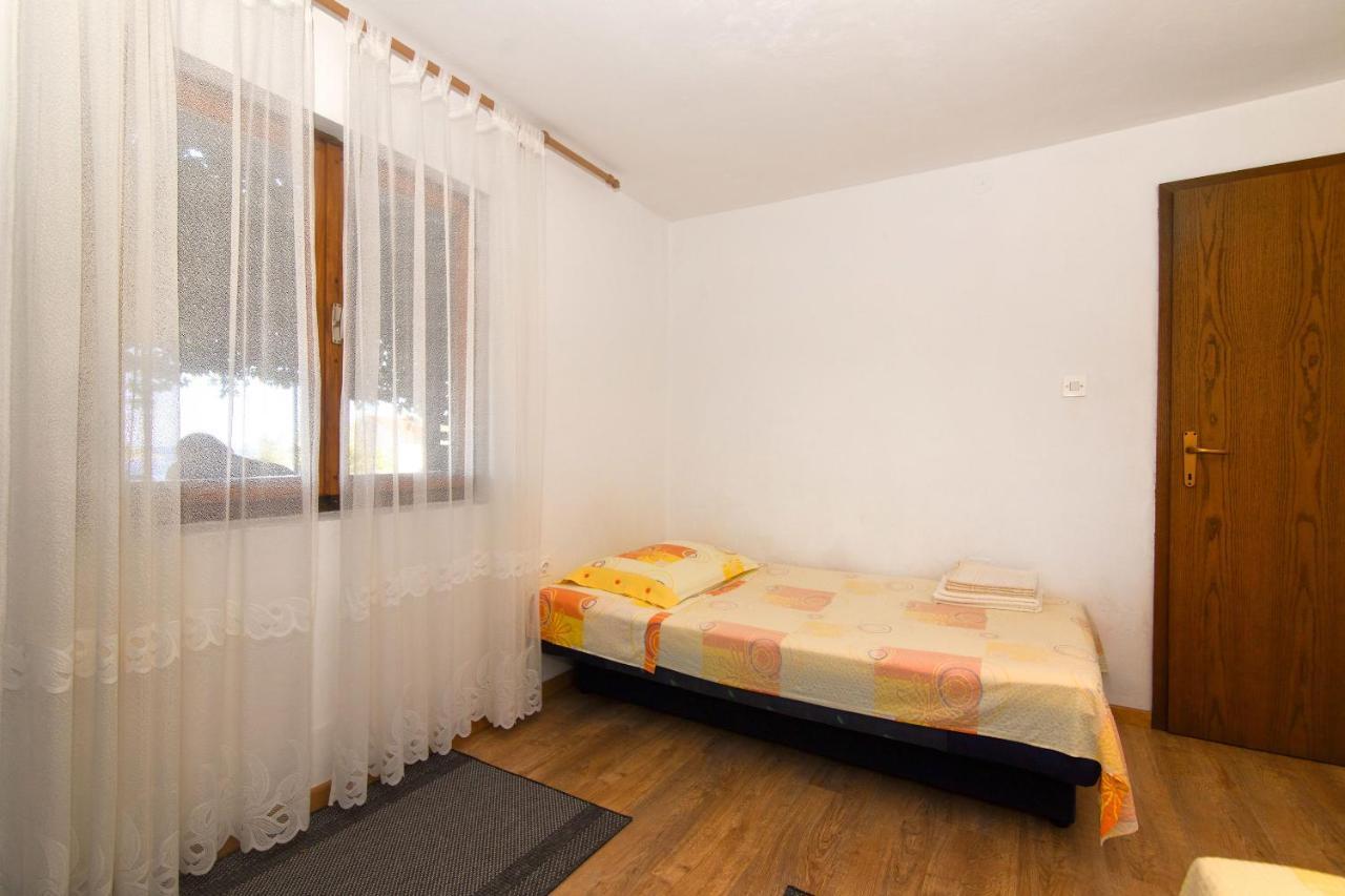 Apartments Jaksa Вис Екстериор снимка