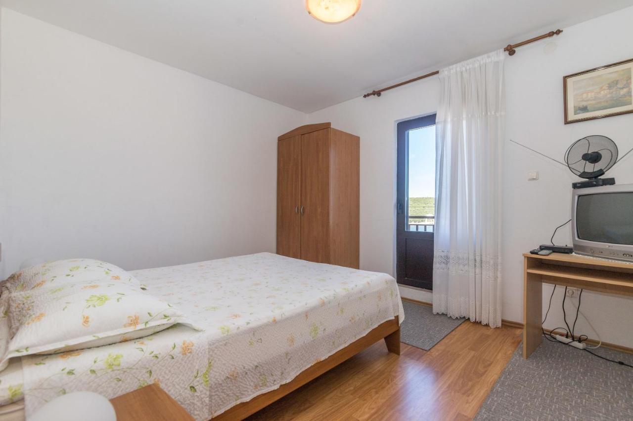 Apartments Jaksa Вис Екстериор снимка
