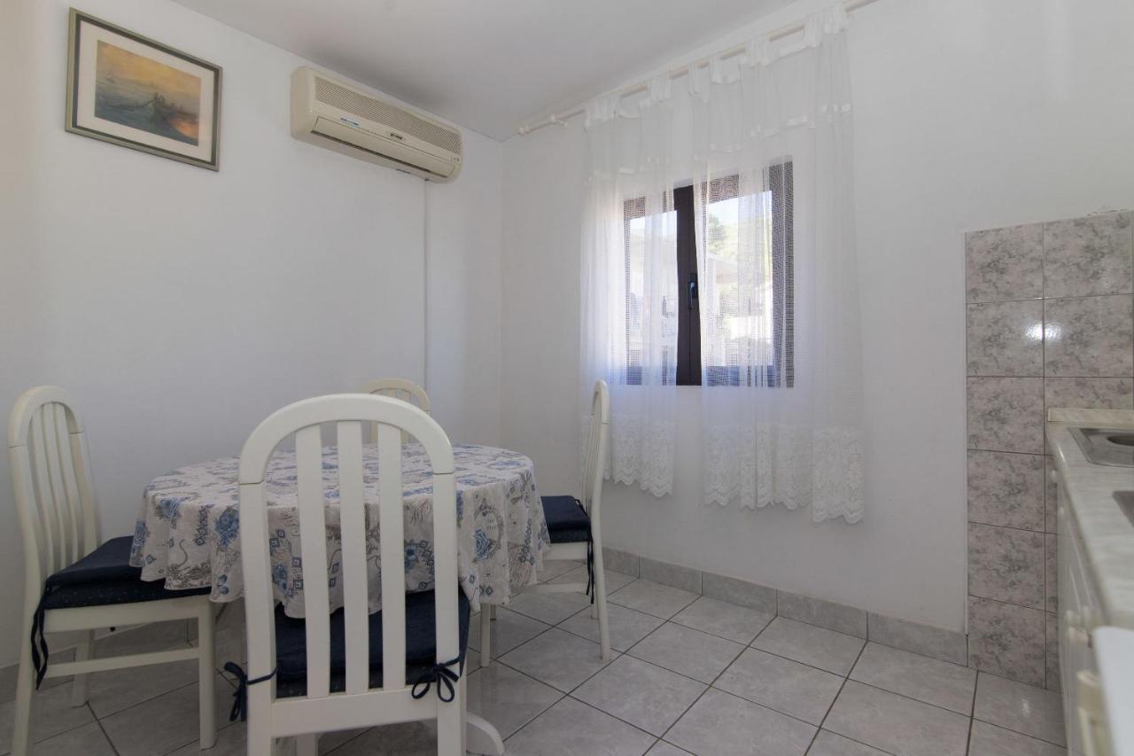 Apartments Jaksa Вис Екстериор снимка