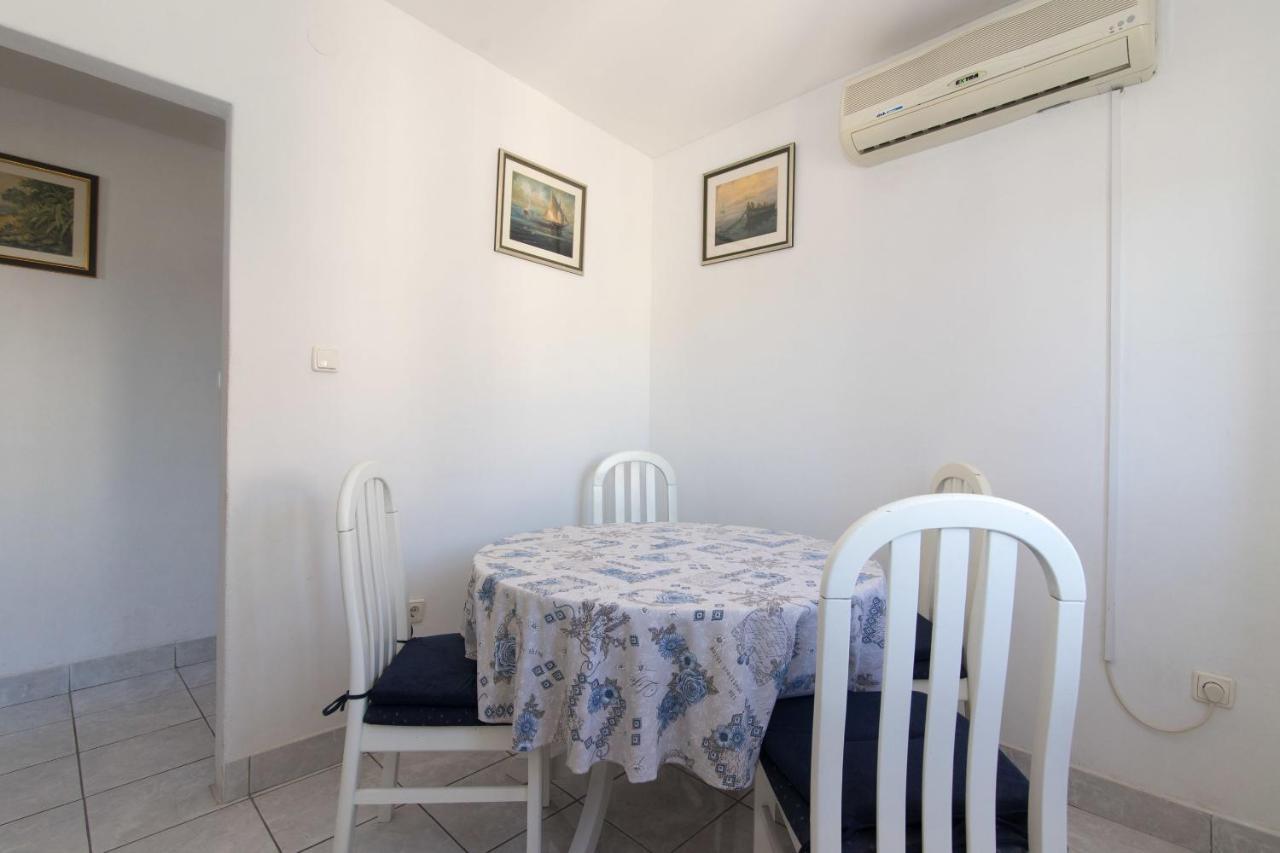 Apartments Jaksa Вис Екстериор снимка