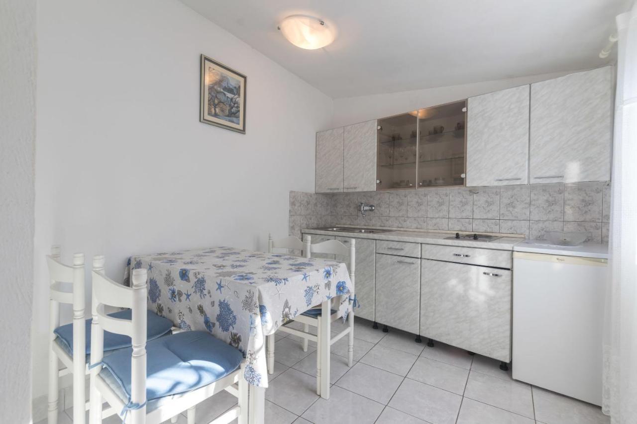 Apartments Jaksa Вис Екстериор снимка