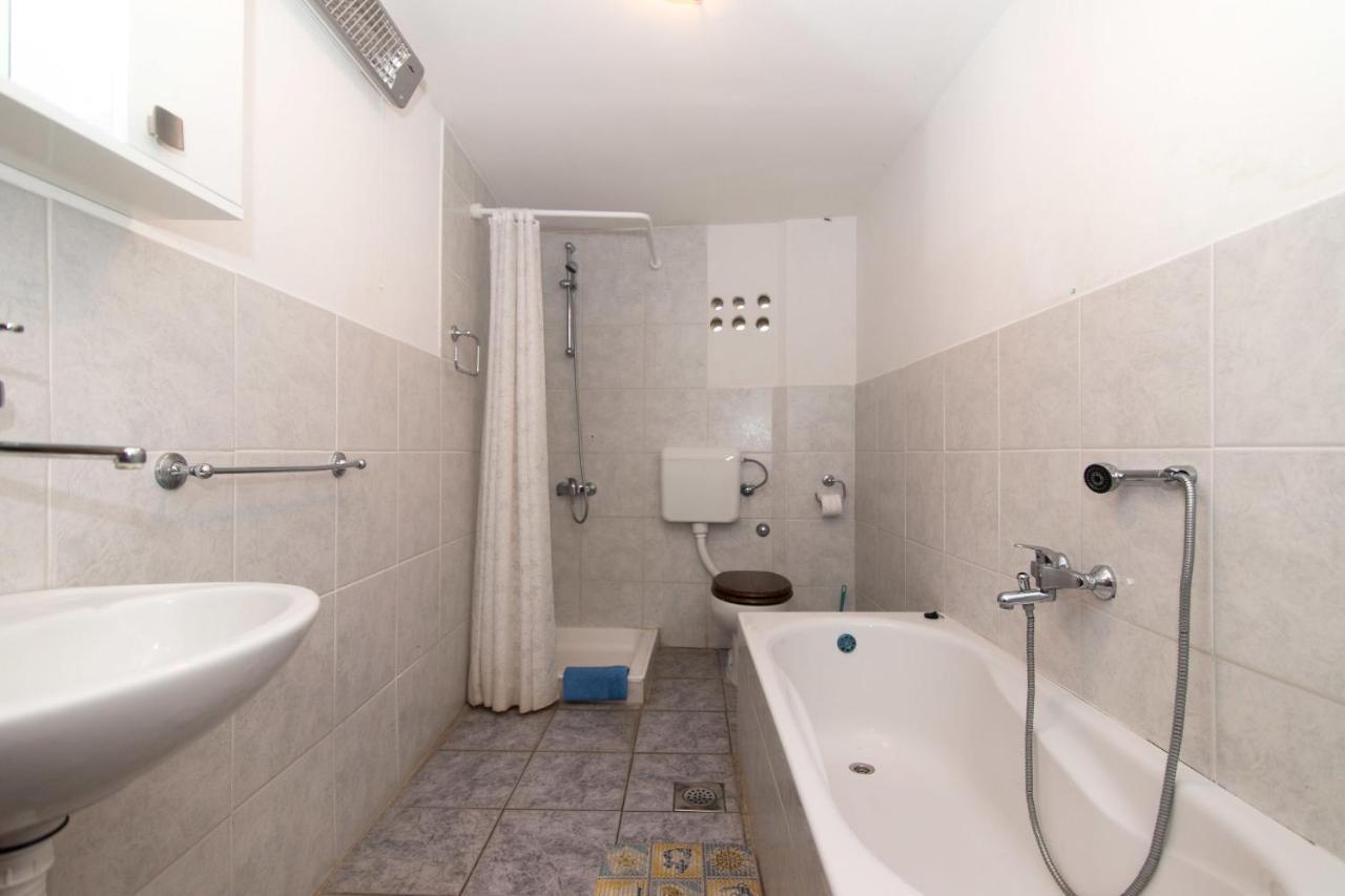 Apartments Jaksa Вис Екстериор снимка