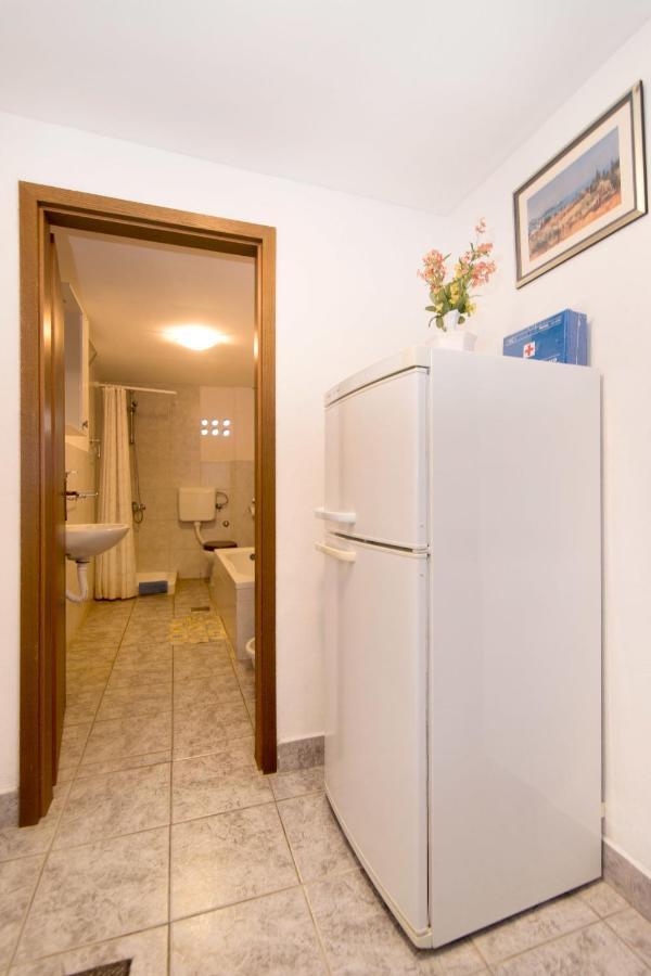 Apartments Jaksa Вис Екстериор снимка